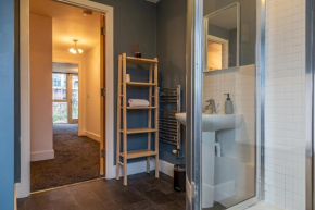 Luxury 2 Bed Central Apartment Parking & Balcony